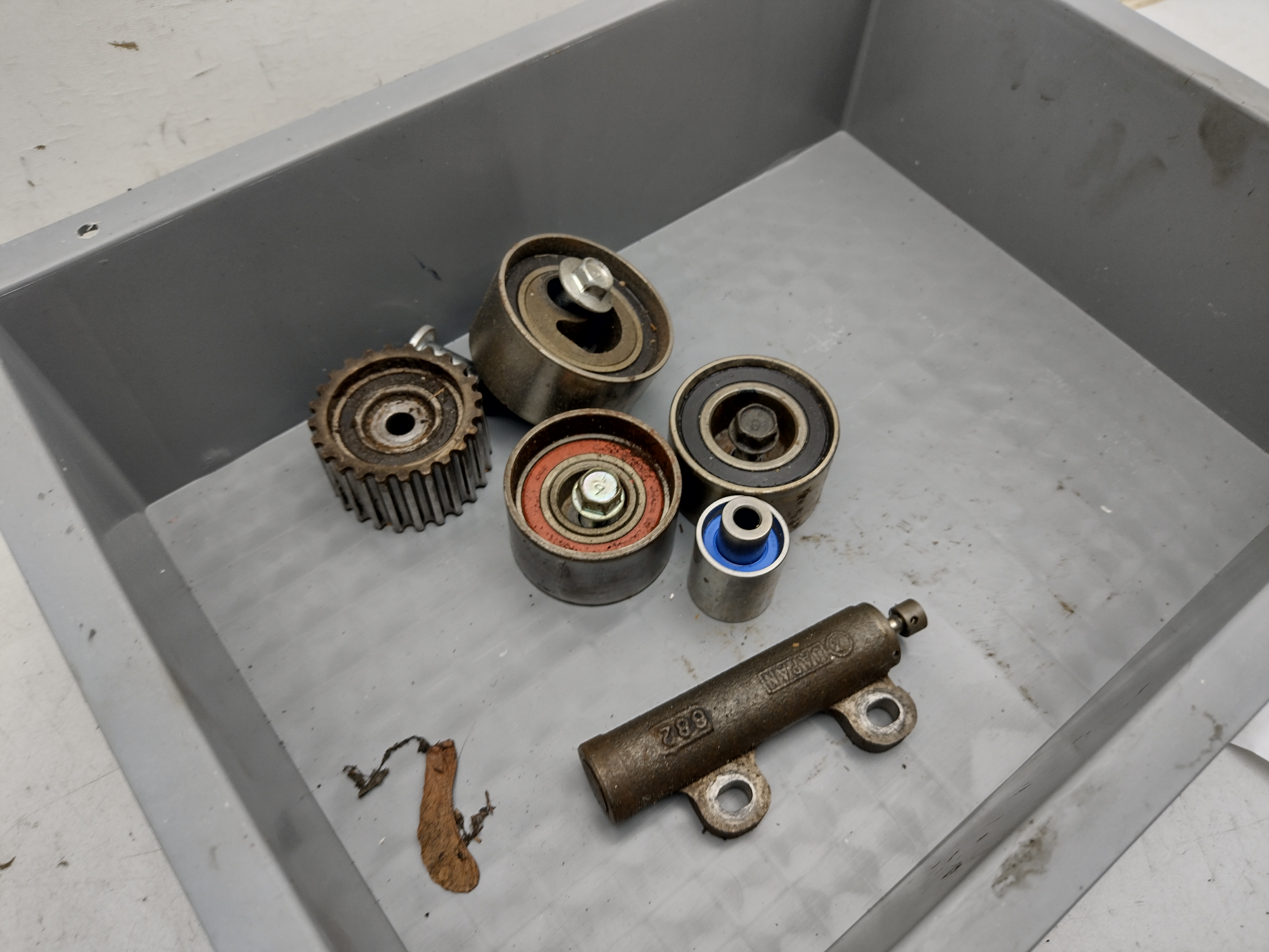 Zahnriemen Rollen, Räder und Spanner  von einen Subaru EJ20G Turbomotor