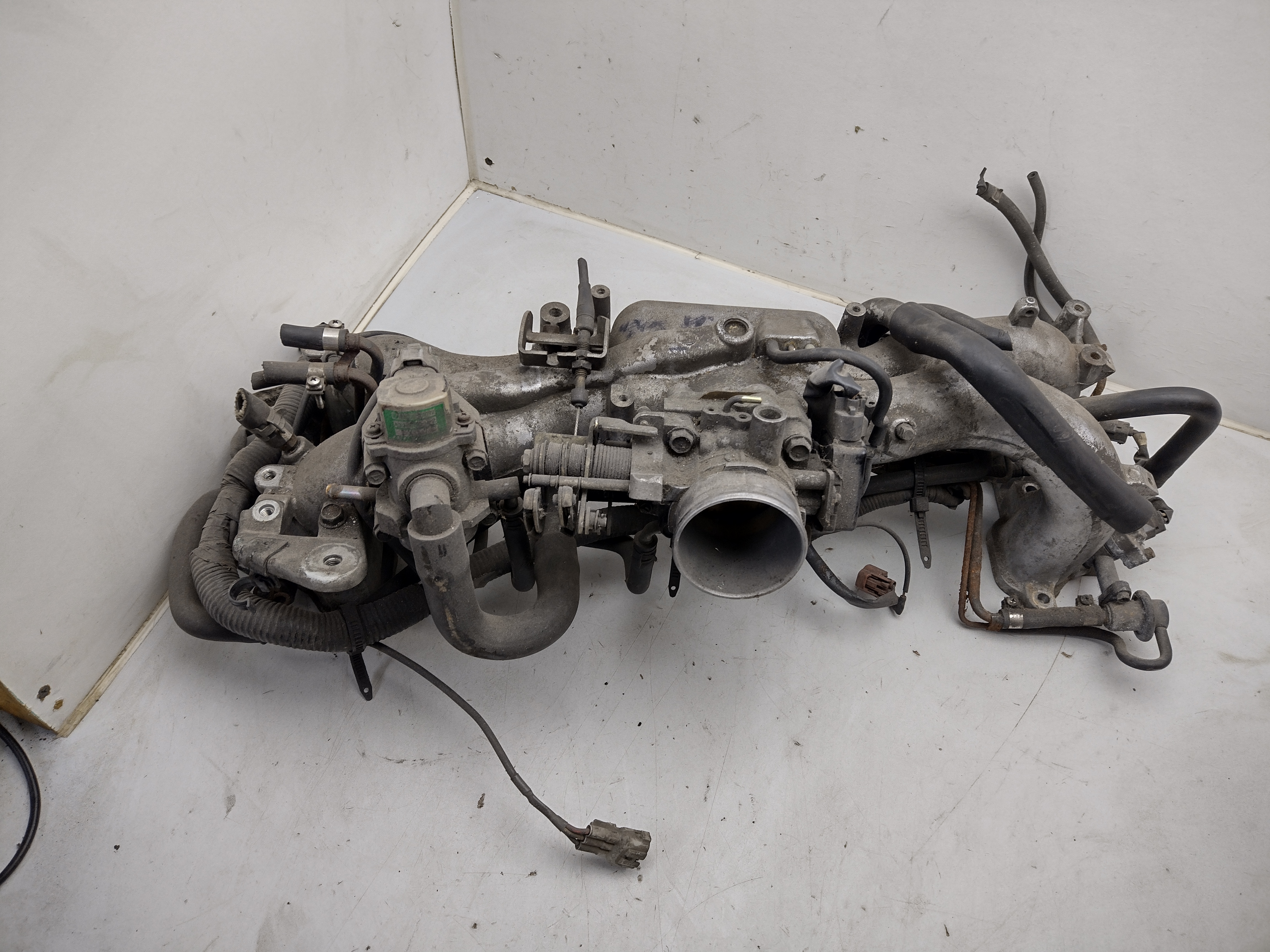 Ansaugbrücke mit Einspritzdüsen, Drosselklappe und Leerlaufregelregler von Subaru Legacy Turbo BC BJF 200 PS