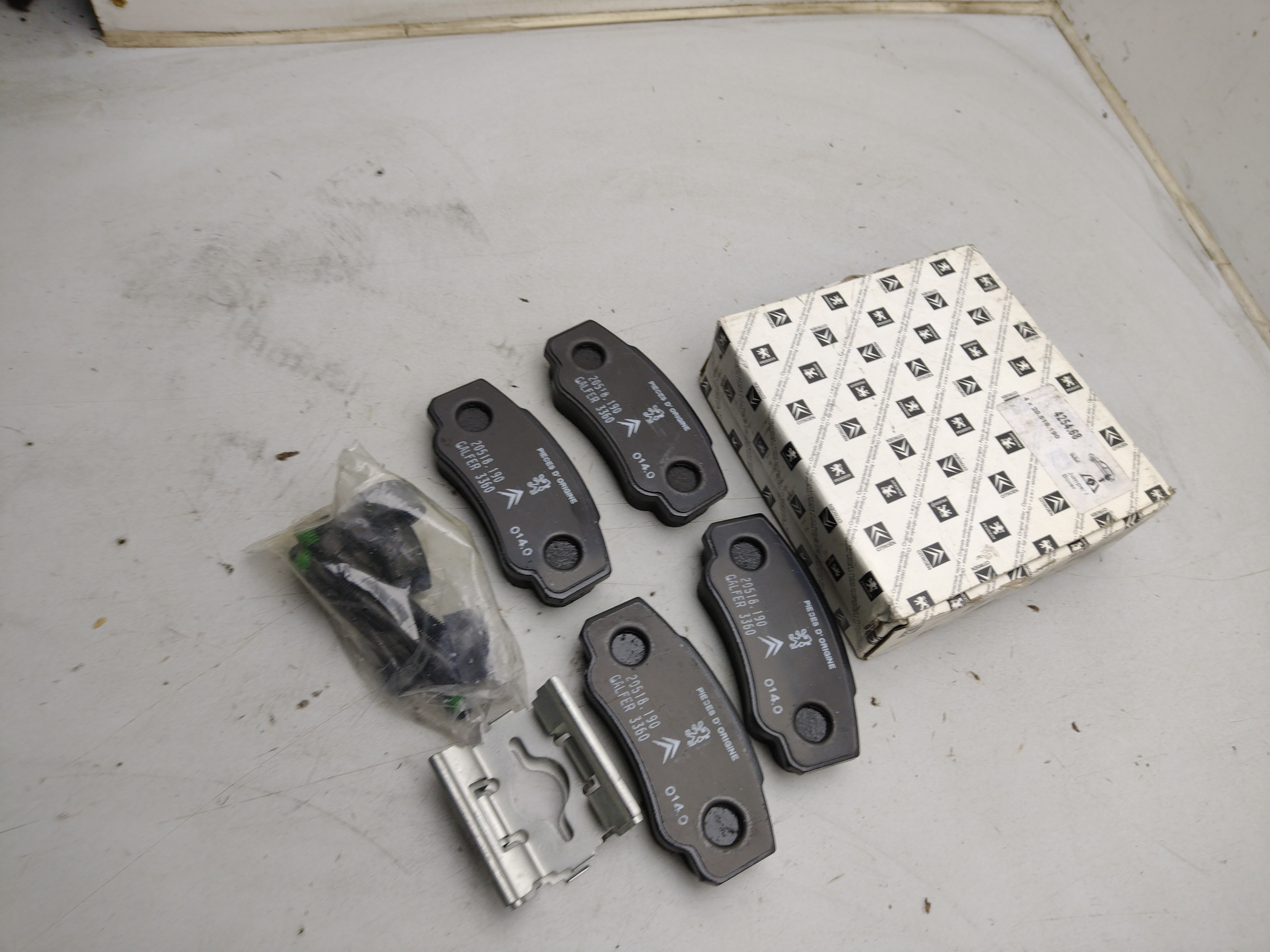 Citroen / Peugeot Satz Bremsbeläge hinten 425468 NEU NOS NEW