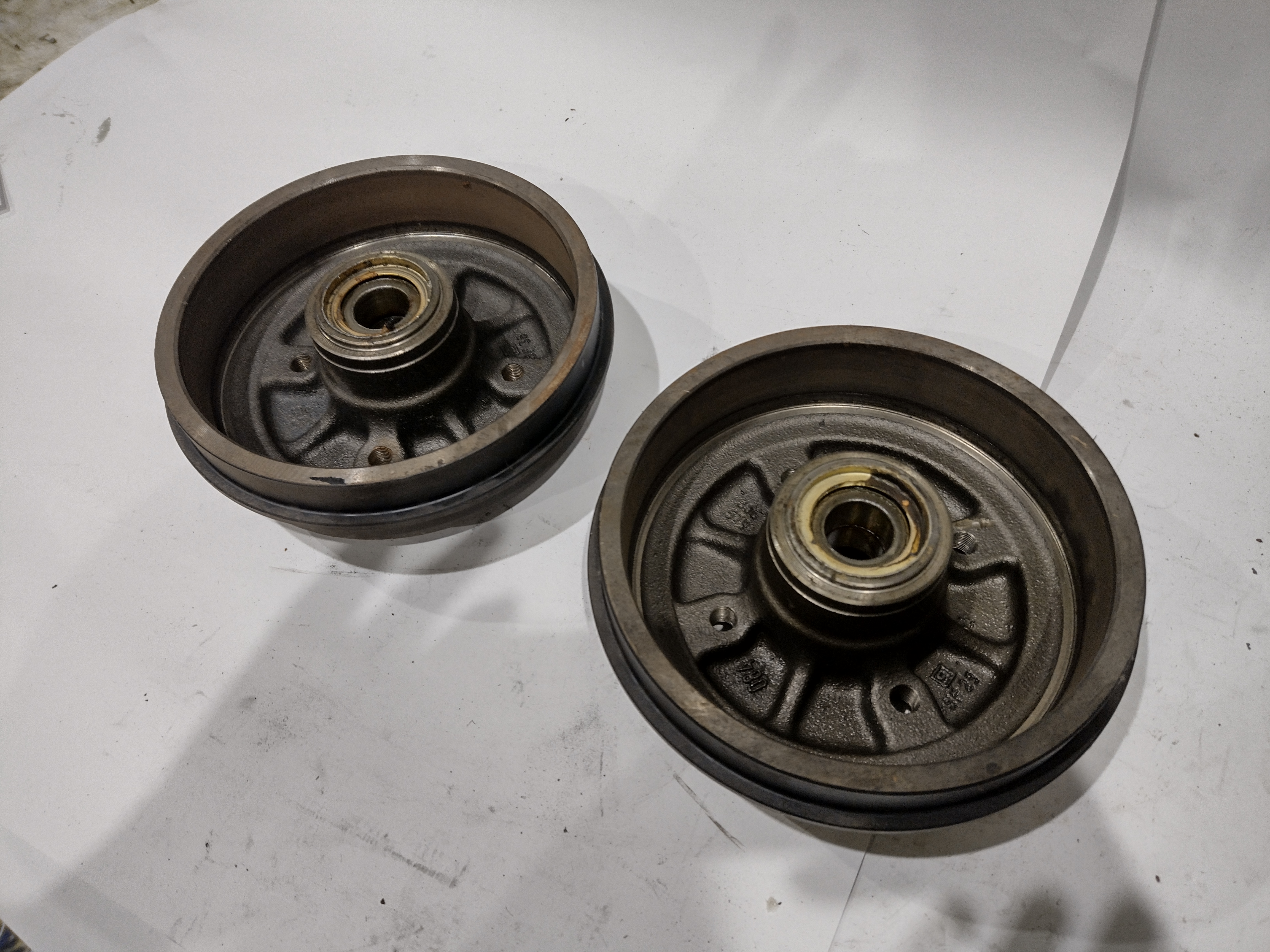 Peugeot / Citroen Satz Bremstrommel (Bendix/Bosch/Girling) 424732 NEU NOS NEW