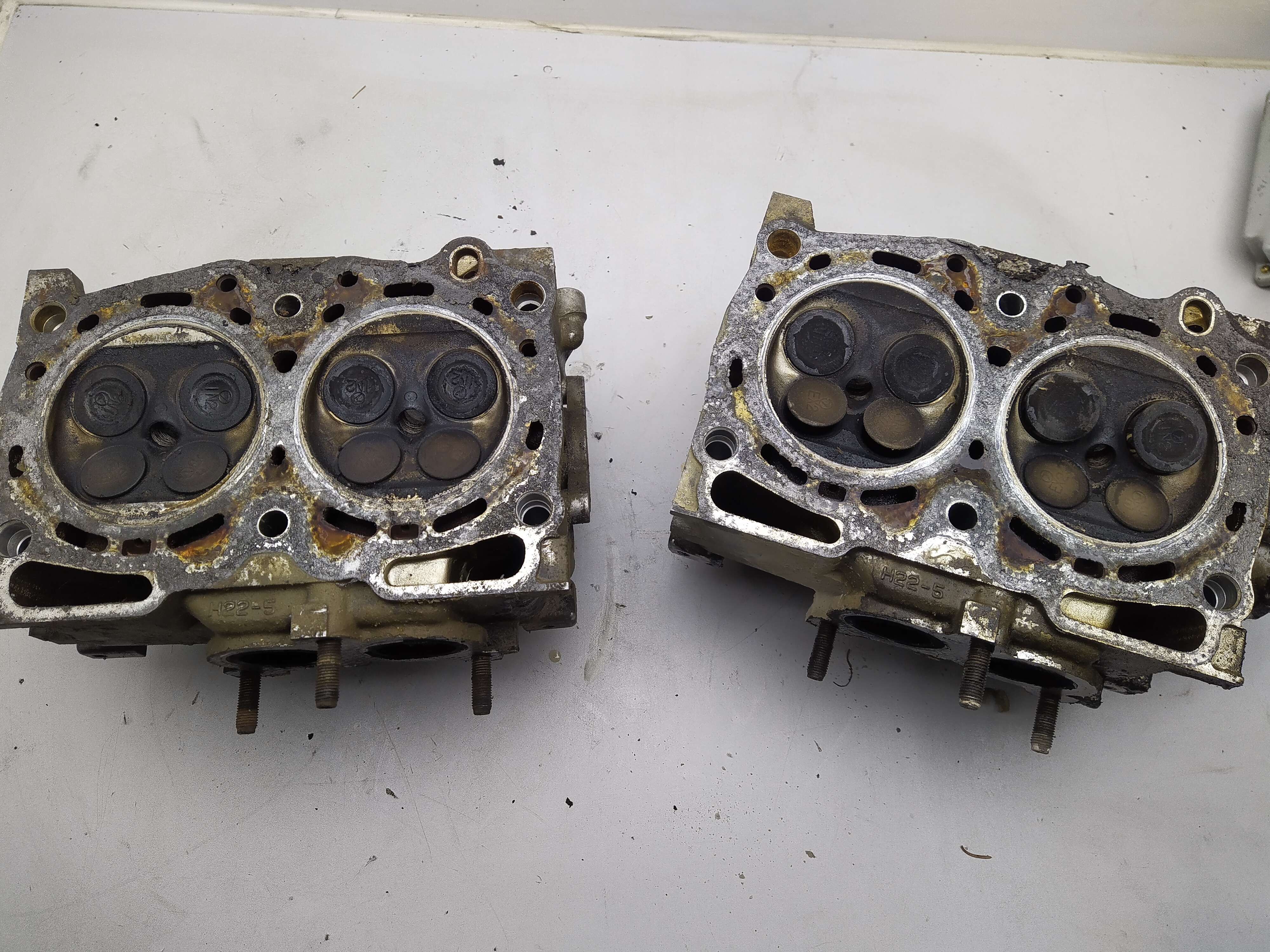 Paar Zylinderköpfe Subaru Legacy 1 BC BJF 2.2 2,2 EJ22 137PS