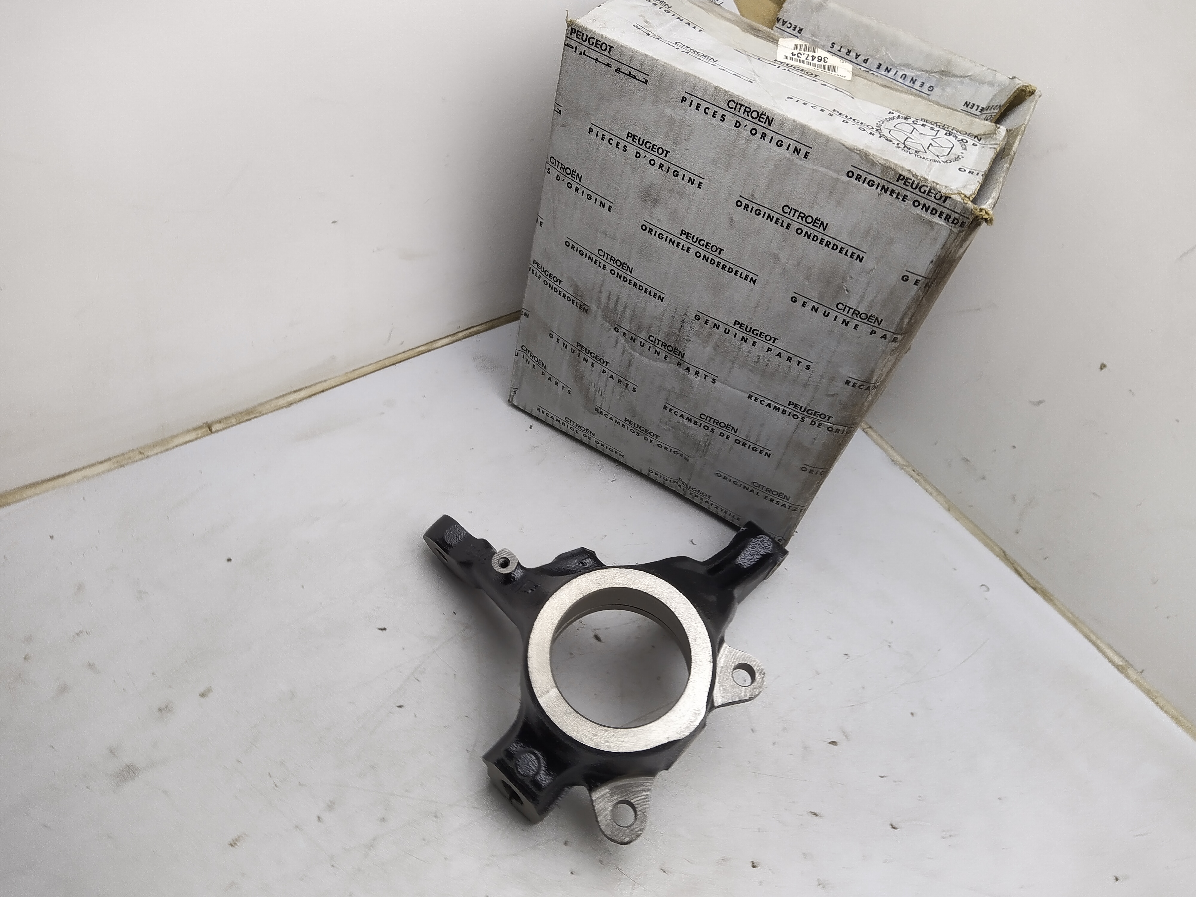Citroen / Peugeot ACHSSCHENKEL VORNE RECHTS 364734 NEU NOS NEW