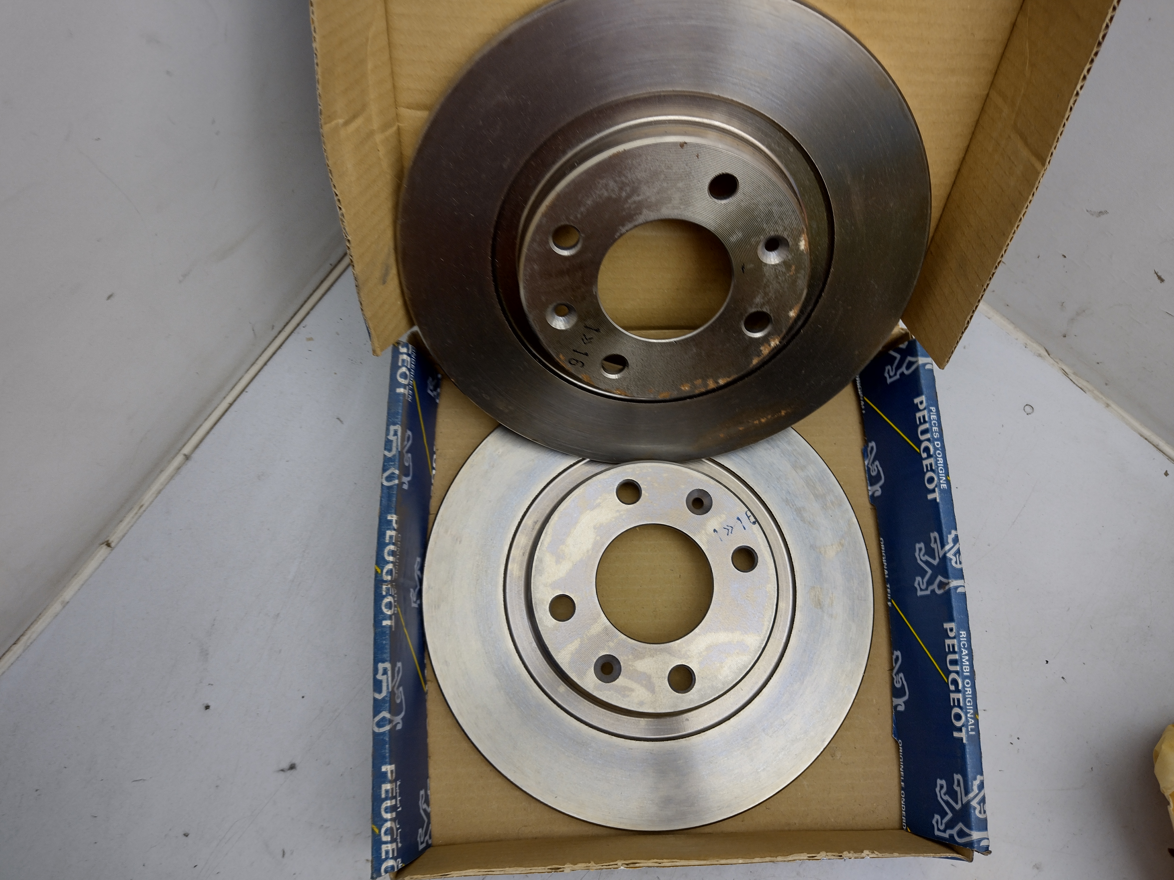 Peugeot 305 405 / Citroen BX Bremsscheibensatz vorne 4246A9 NOS NEW OEM
