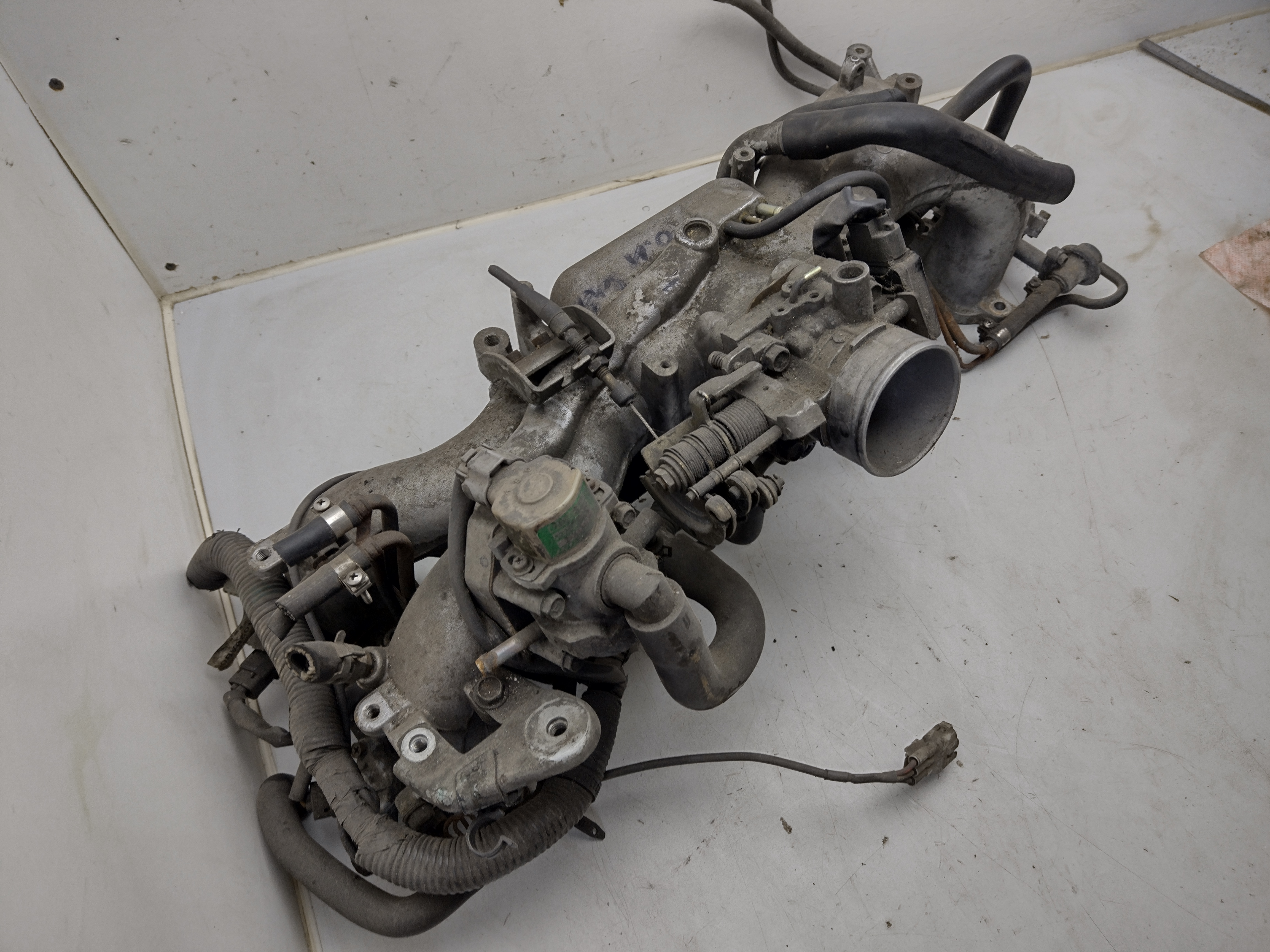 Ansaugbrücke mit Einspritzdüsen, Drosselklappe und Leerlaufregelregler von Subaru Legacy Turbo BC BJF 200 PS