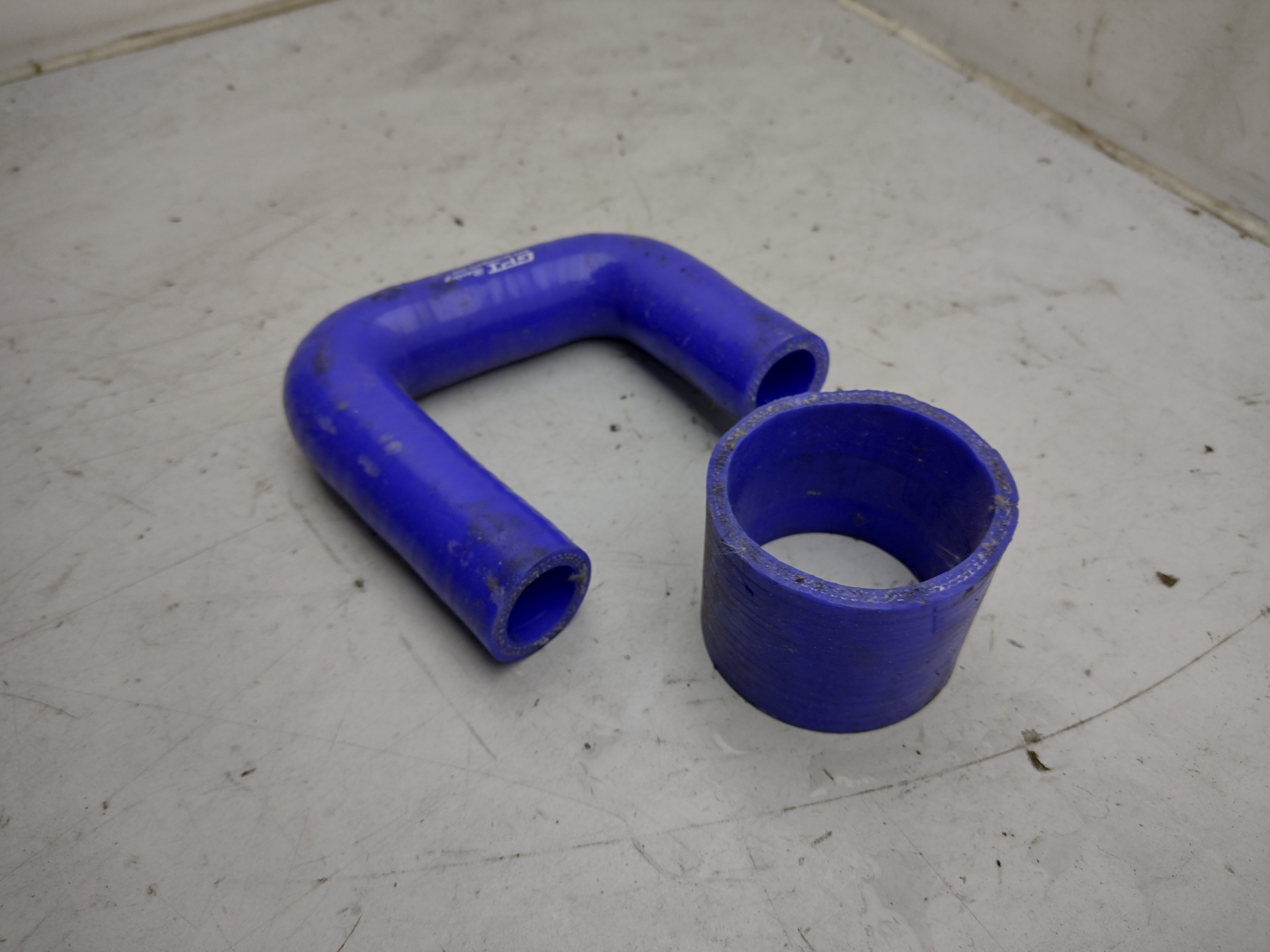 blaue Silikon Schläuche für LLK am Subaru Impreza GT