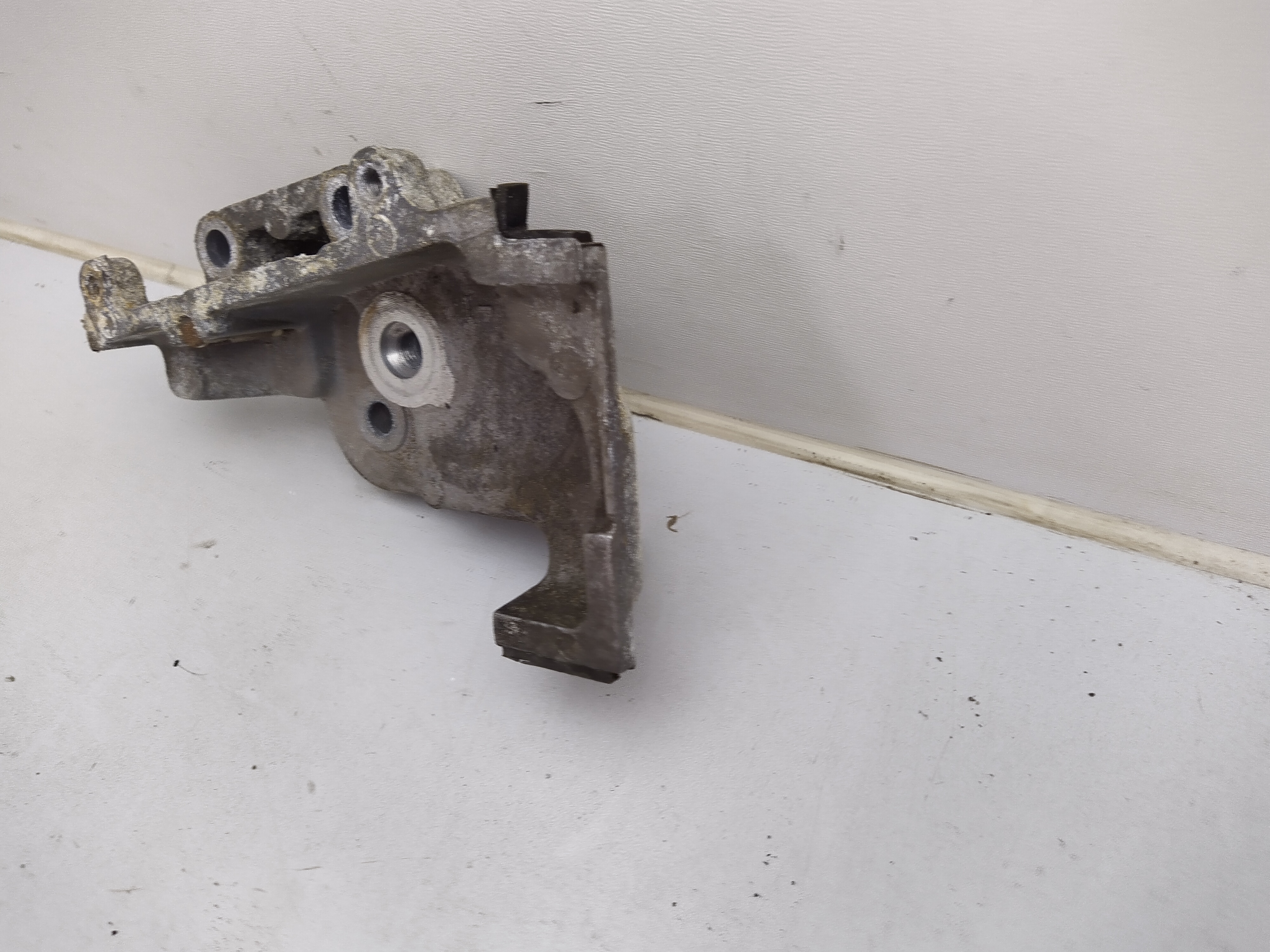 Halter für Zahnriemenspanner Variante 2 passend für Subaru EJ20 EJ22 EJ25
