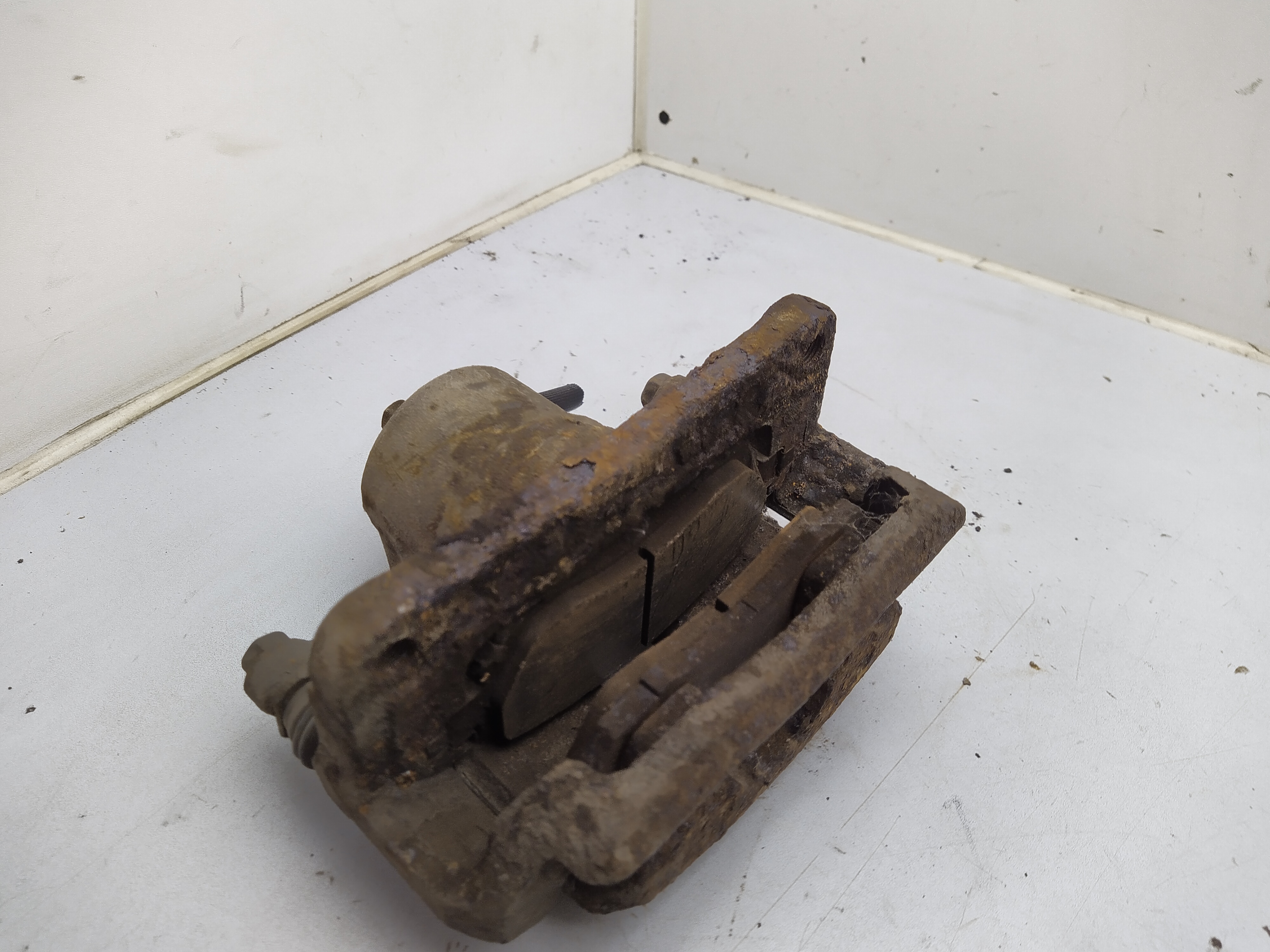 Bremssattel mit Halter vorne links von Subaru Legacy 3 BE BH  Outback BE BH