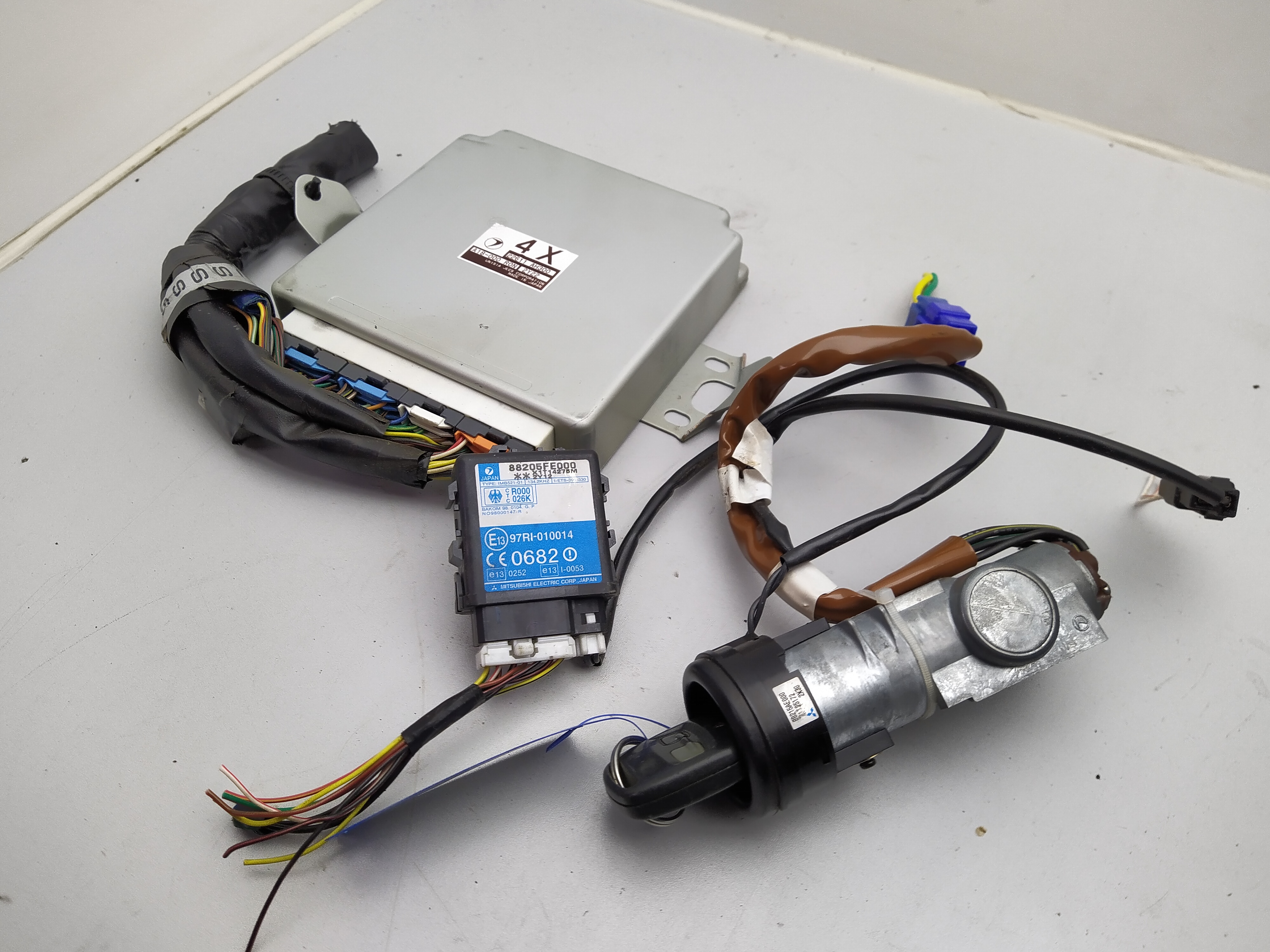 Motorsteuergerät mit WFS ECU Steuergerät Subaru Impreza 1.6 TS GD GG Newage 01-07 4X 22611 AH300