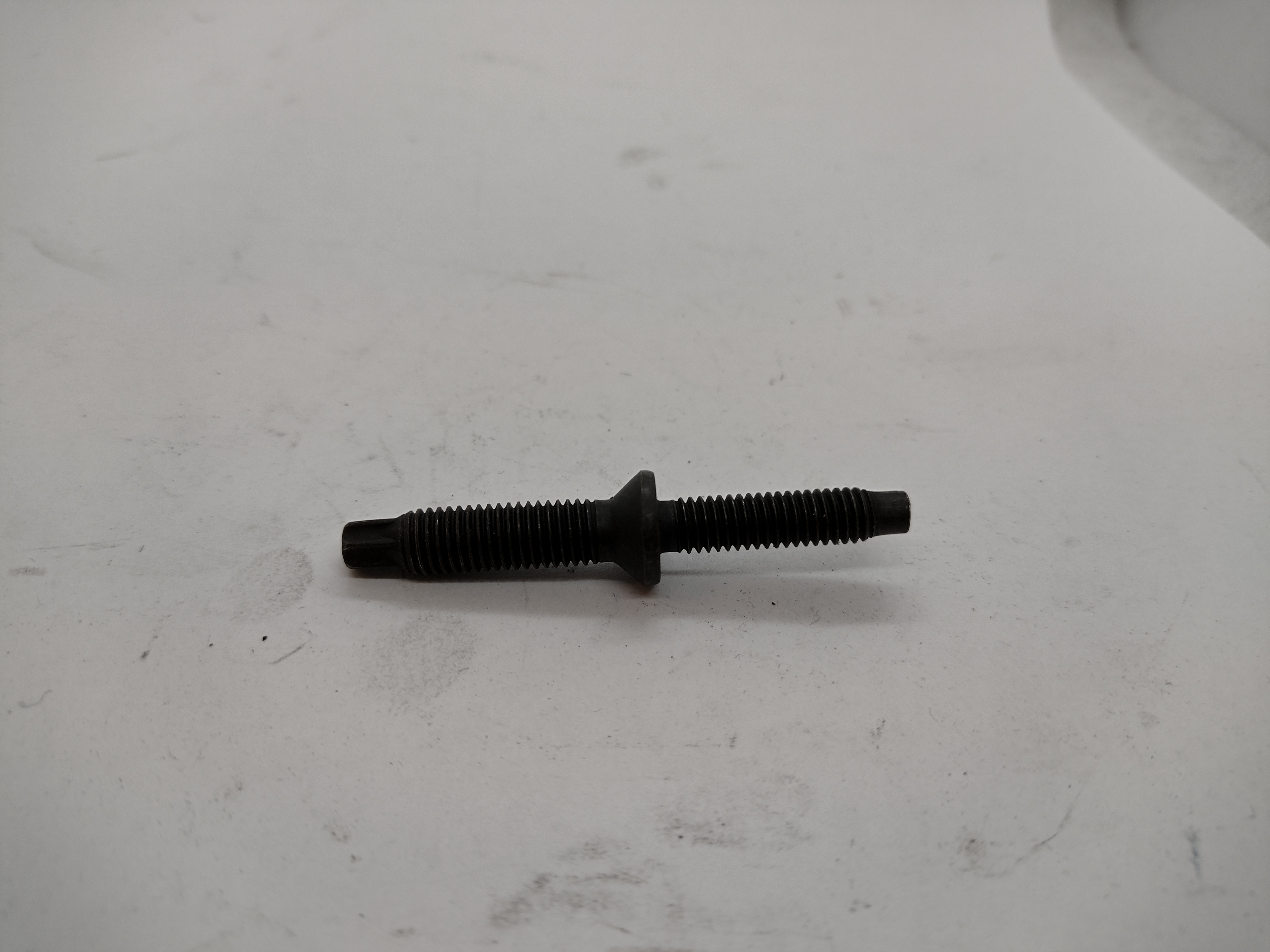 Peugeot / Citroen Gewindebolzen für Injektor-Befestigung 198262 NEU NOS NEW OEM