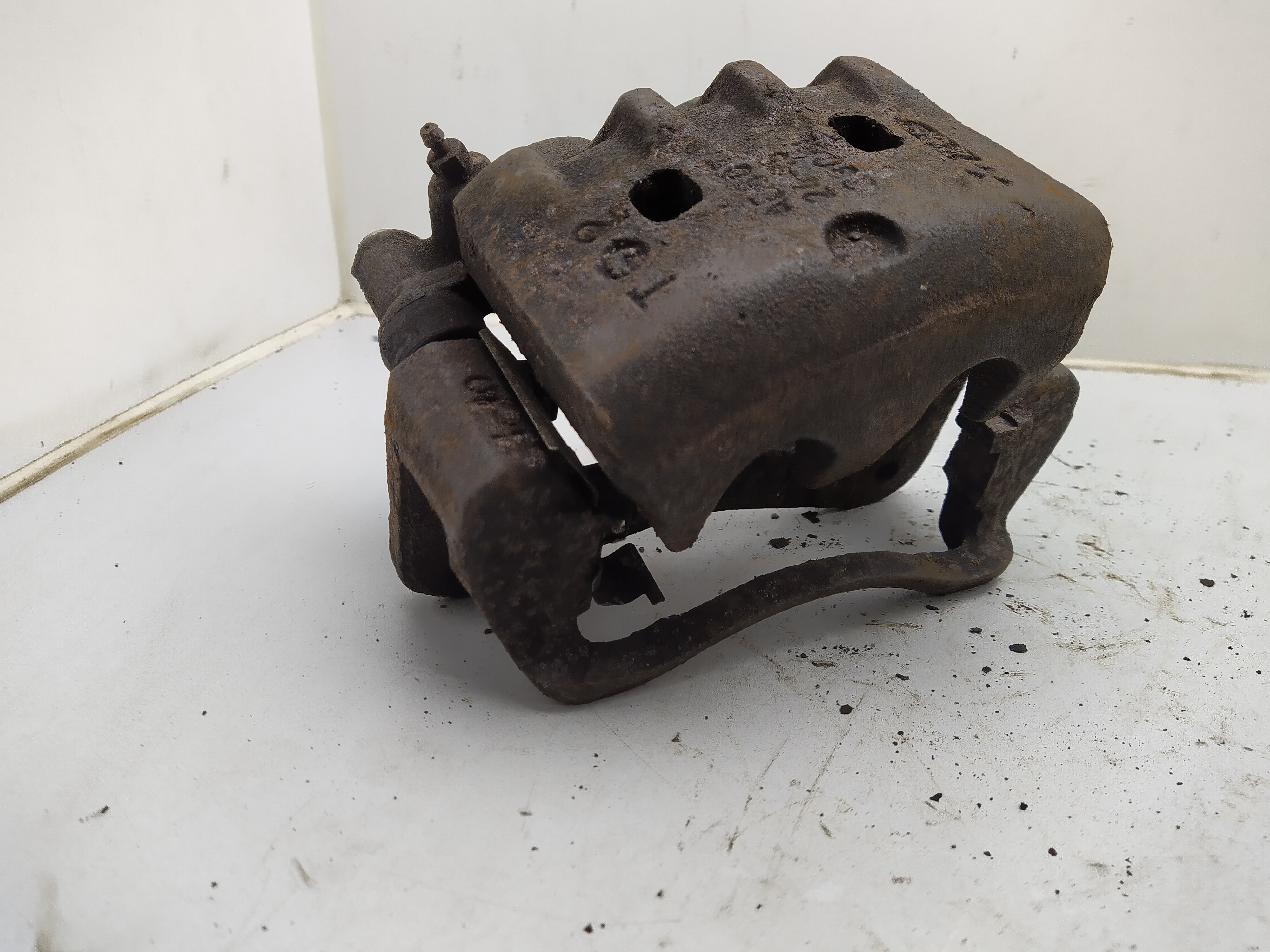 Subaru 2 Kolben Bremssattel vorne rechts mit Halter