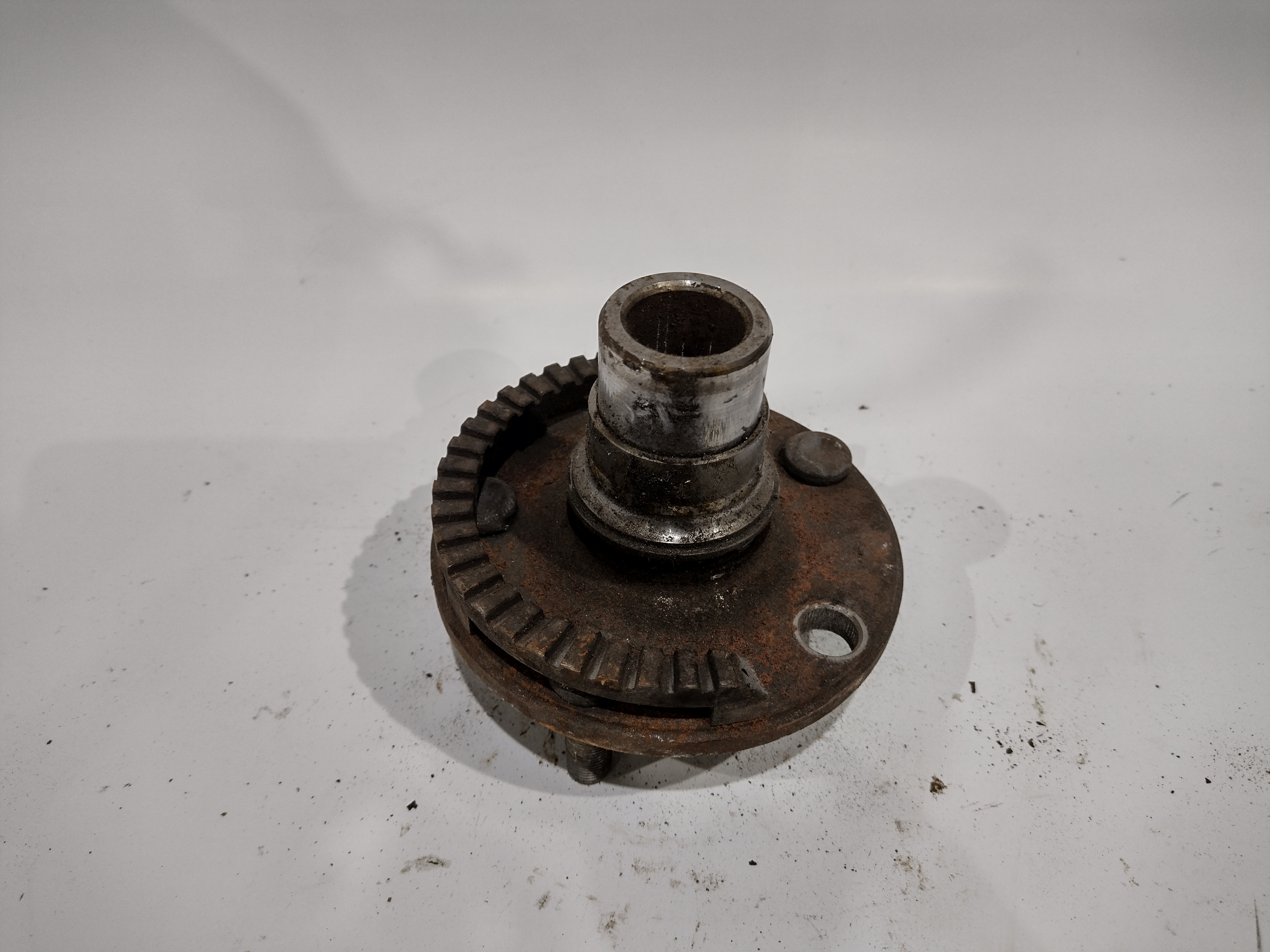 Radnabe hinten mit defekten ABS Ring für Subaru Impreza GC GF