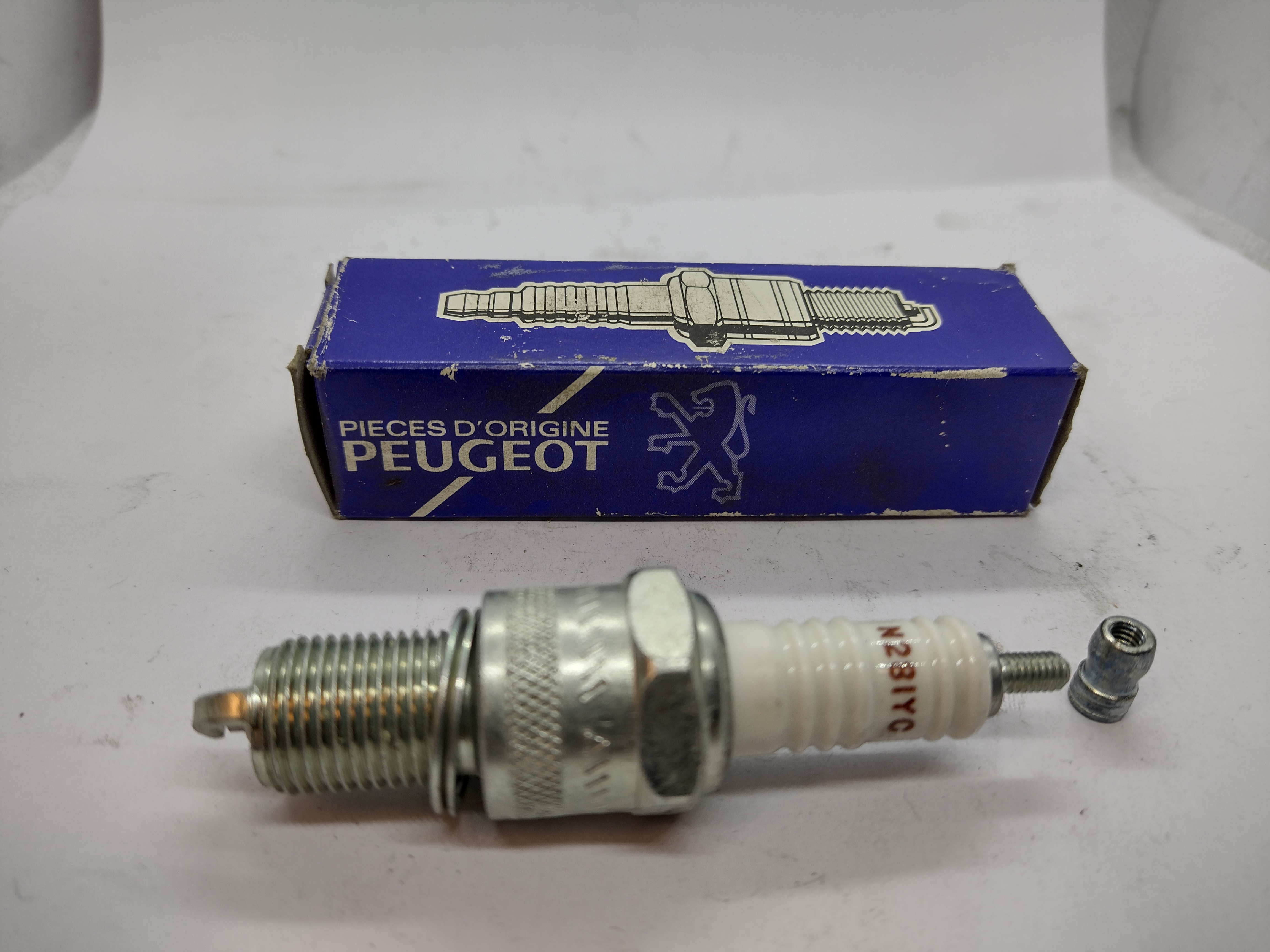 Original Peugeot Zündkerze 596216 Champion N281YC NEU NOS NEW 