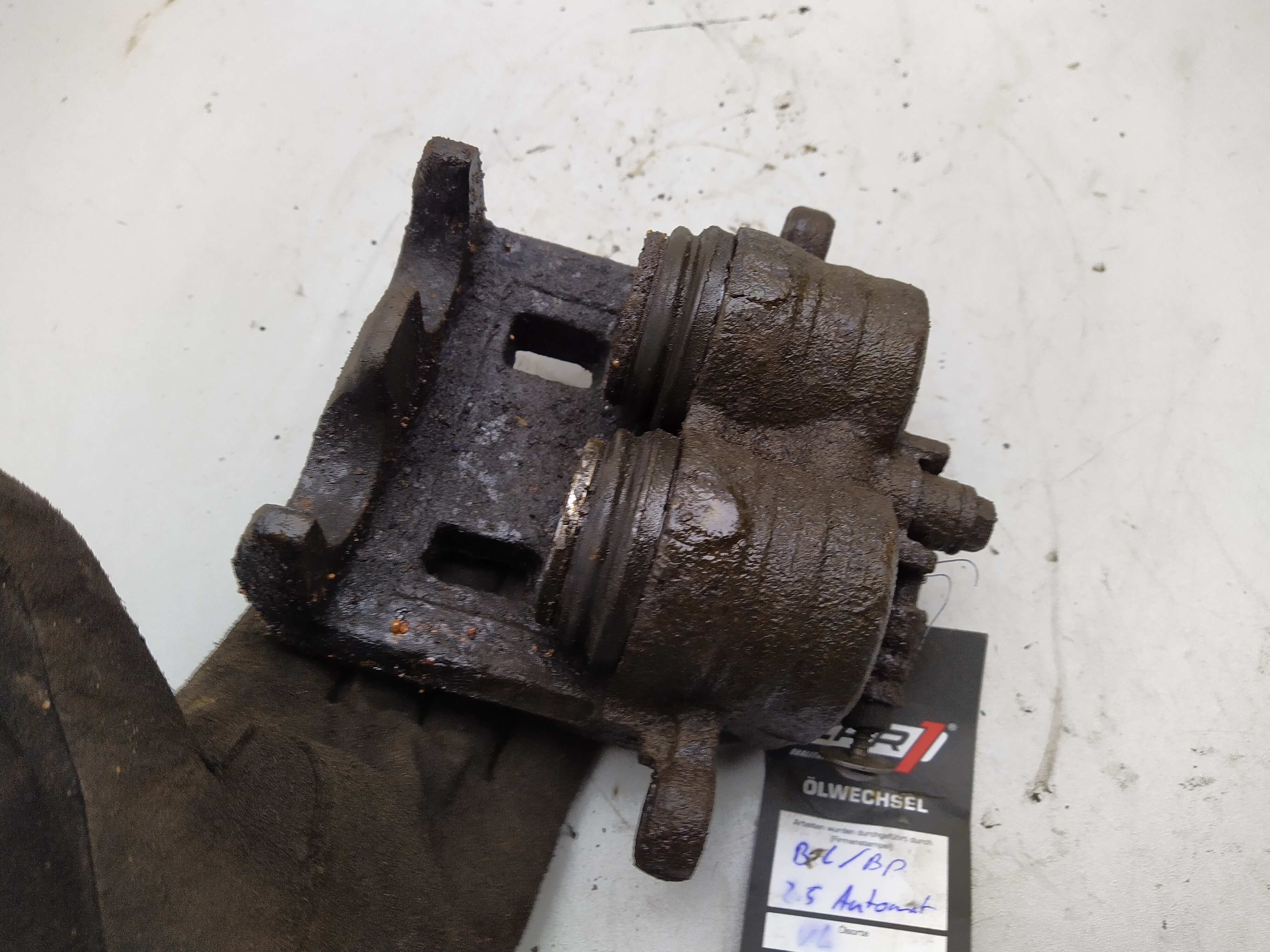 2 Kolben Bremssattel vorne links SUBARU LEGACY 4 BL BP Outback  2.5l 3.0l