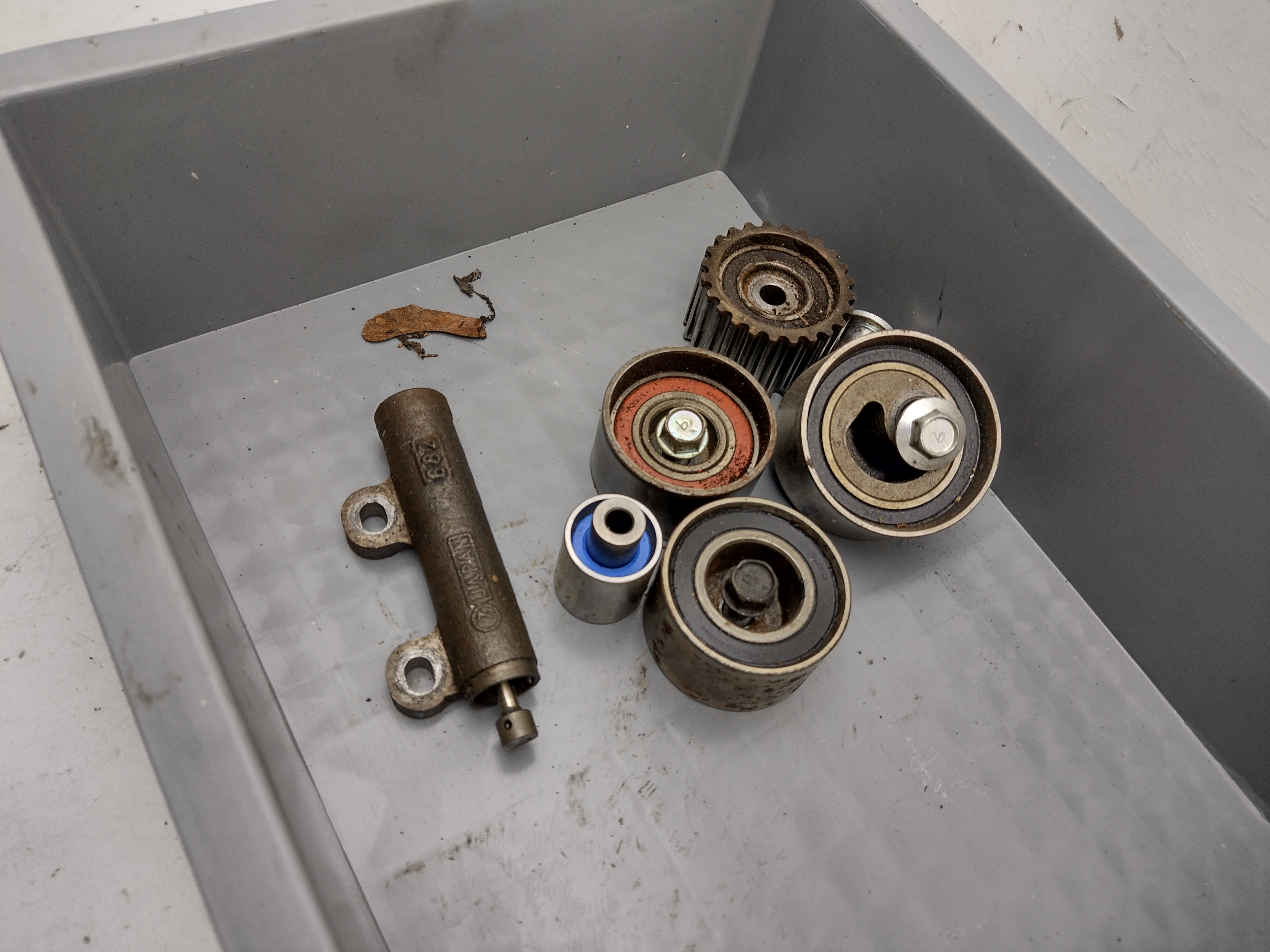 Zahnriemen Rollen, Räder und Spanner  von einen Subaru EJ20G Turbomotor