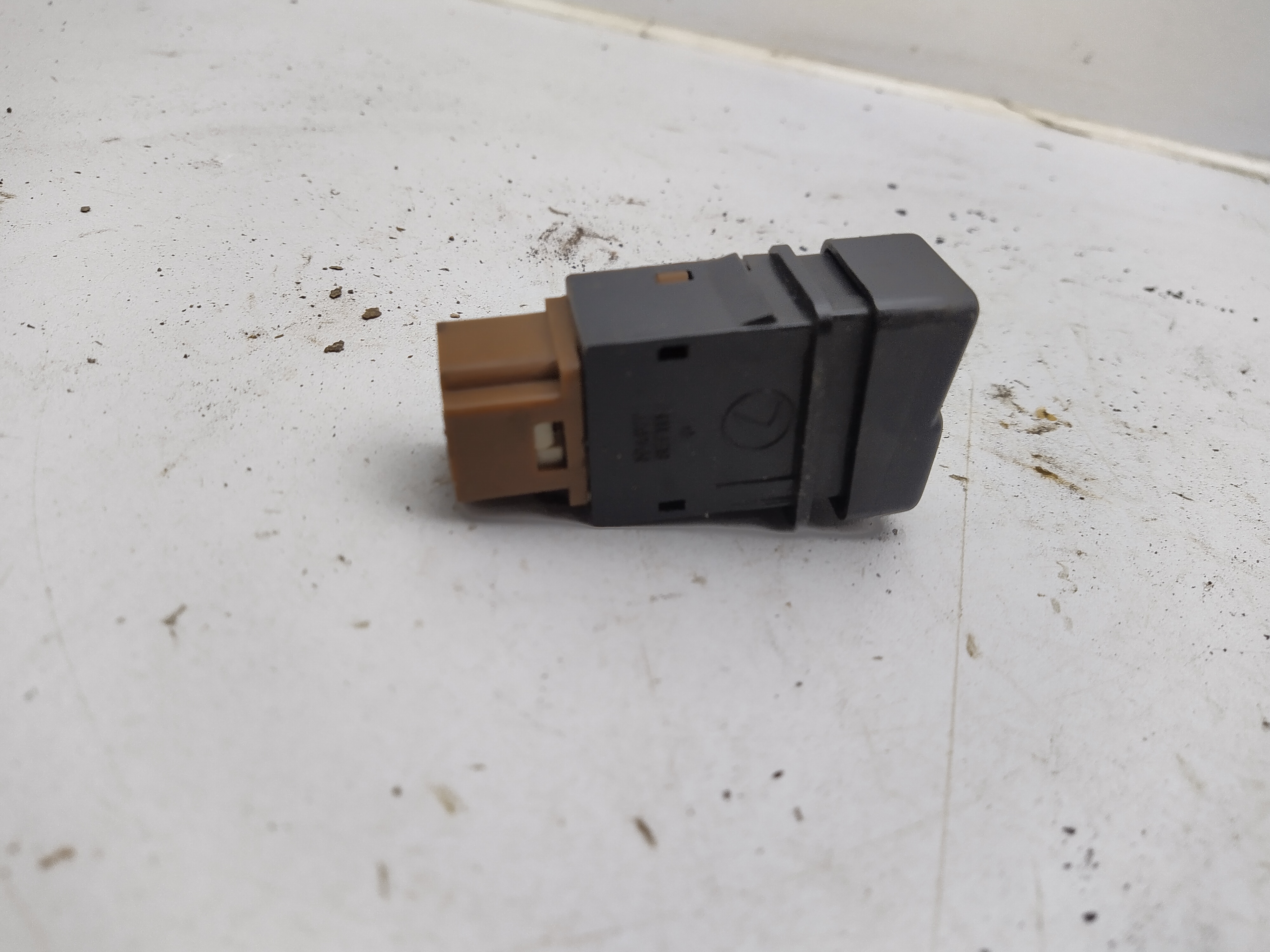 HEIGHT Schalter vom Luftfahrwerk von einen Subaru Legacy 1 BJF