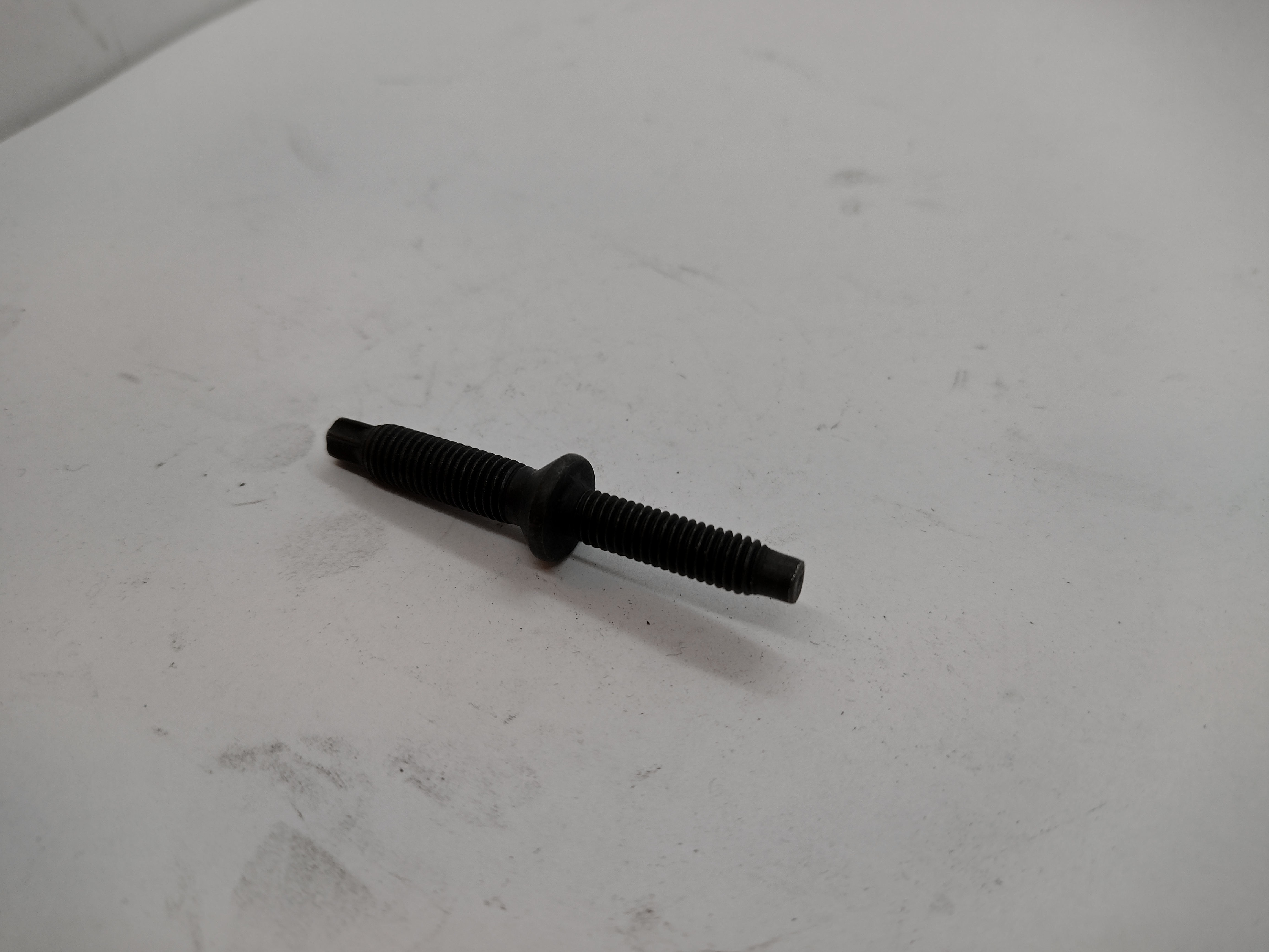 Peugeot / Citroen Gewindebolzen für Injektor-Befestigung 198262 NEU NOS NEW OEM