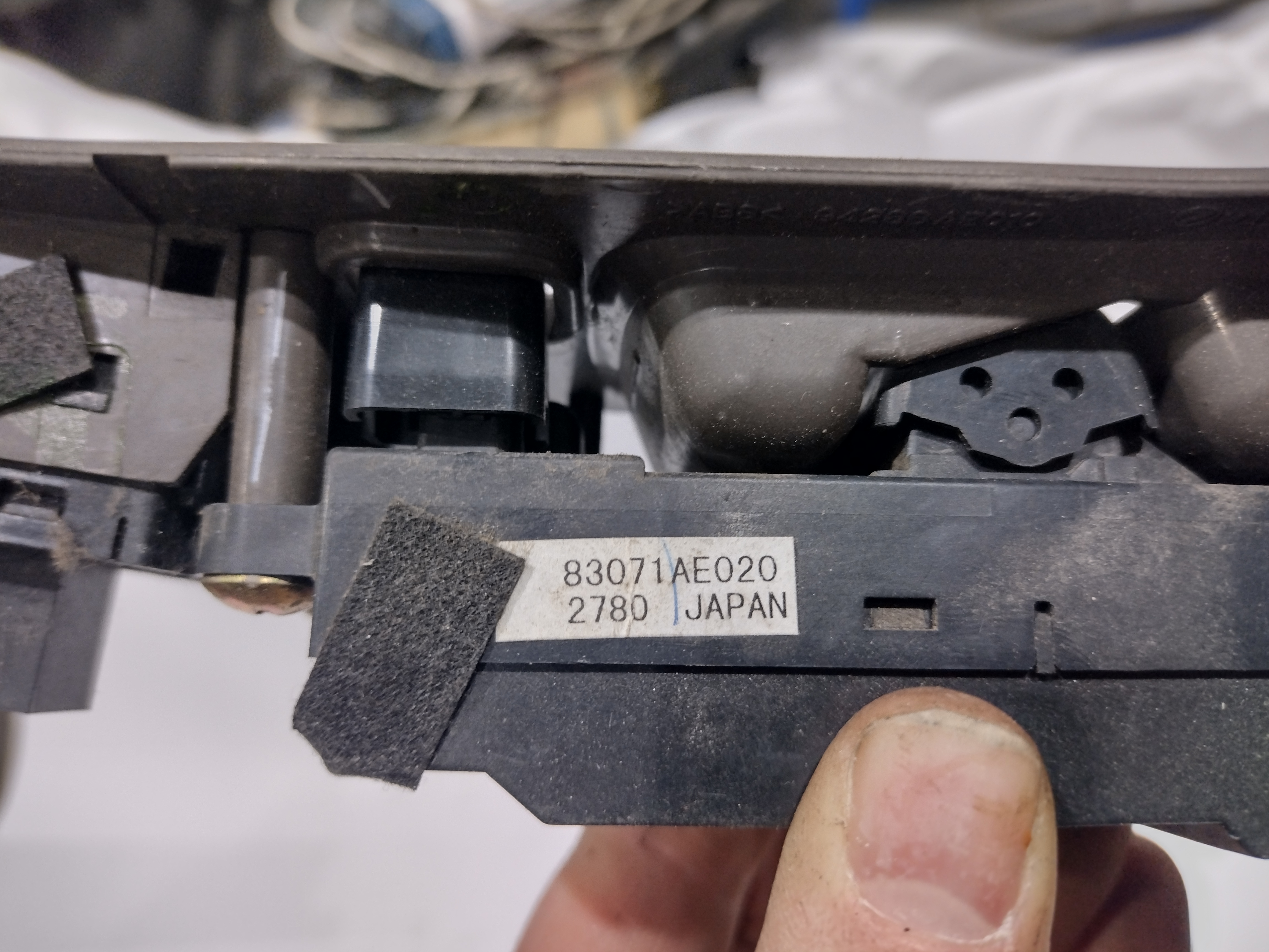 Schalter Fensterheber VL Fahrer für Subaru Outback H6 Legacy BE BH 83071AE020