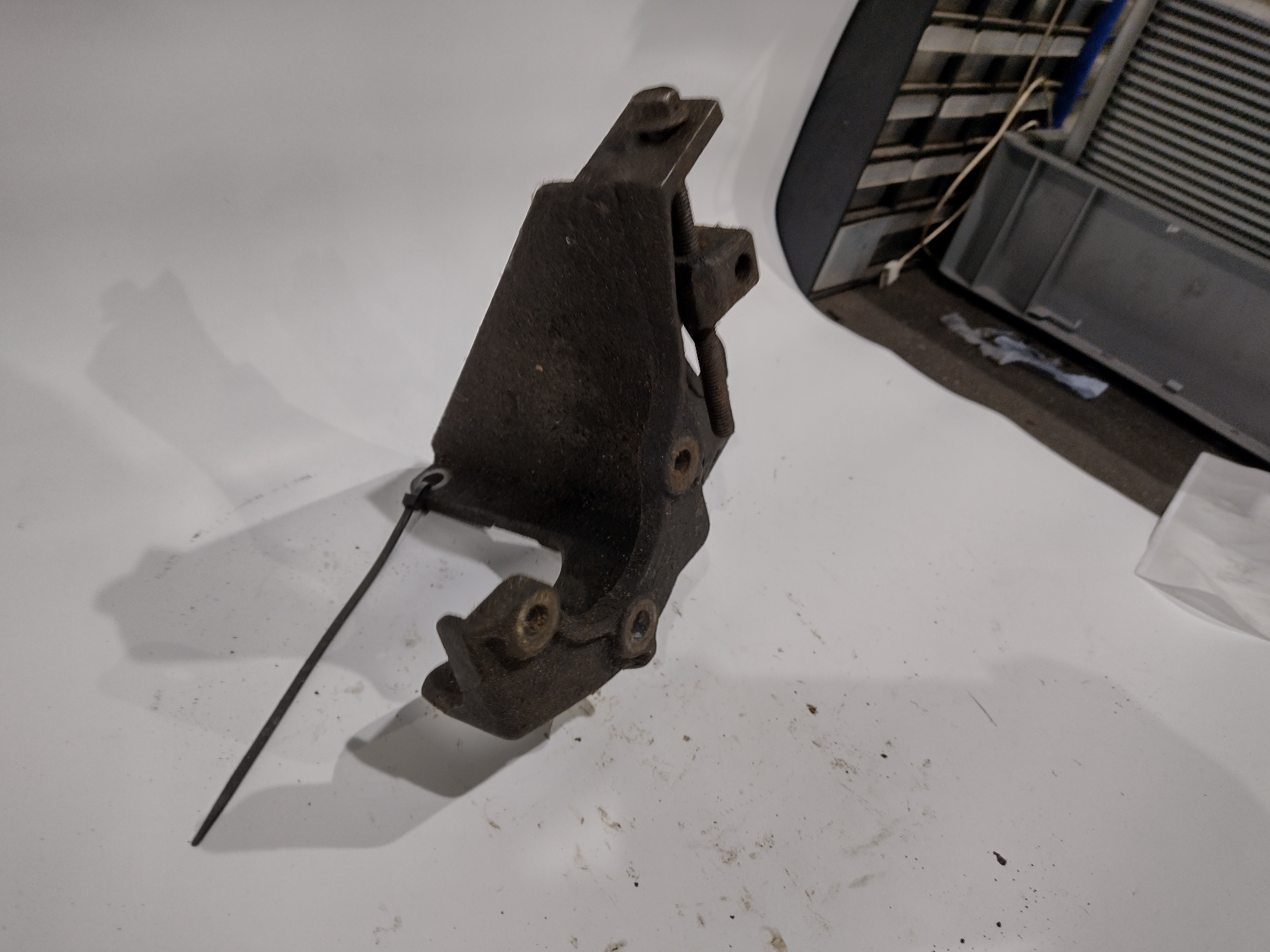 Halter Servopumpe Riemenspanner für Subaru Legacy BD BG 2.2l EJ22 100 kW/136 PS
