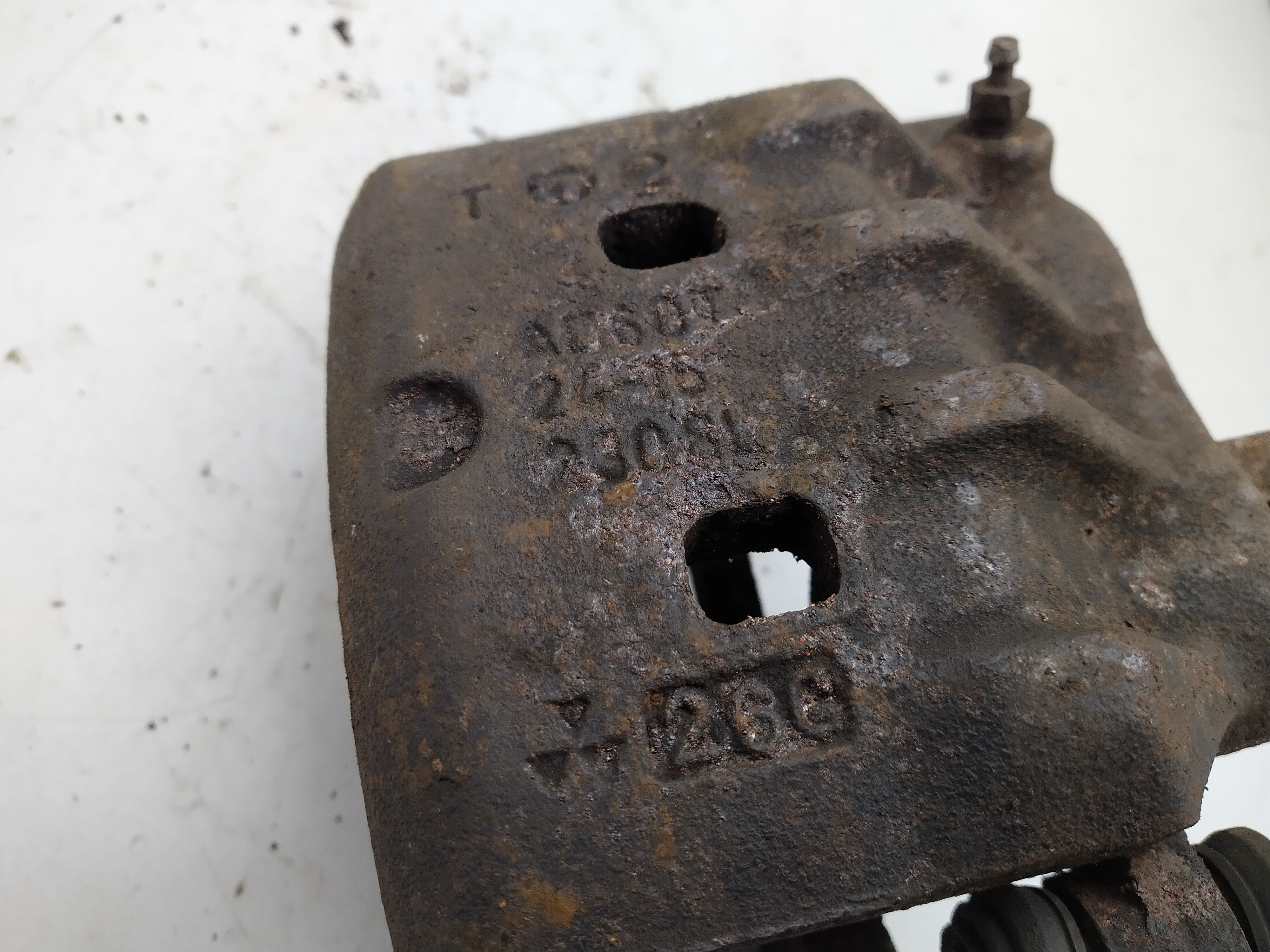 Subaru 2 Kolben Bremssattel vorne rechts mit Halter