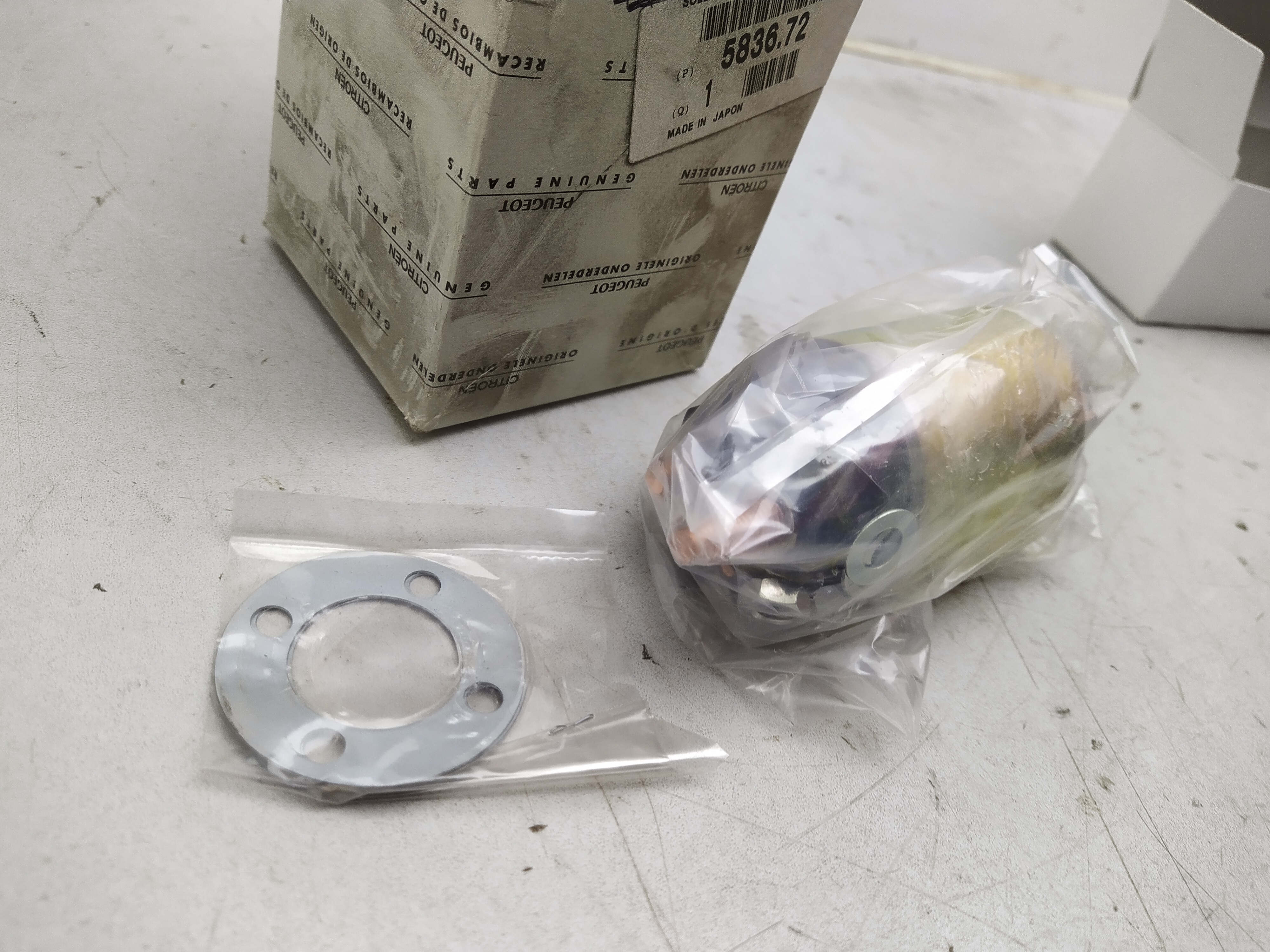 Peugeot Citroen ANLASSERMAGNETSCHALTER 583672 NEU NOS NEW